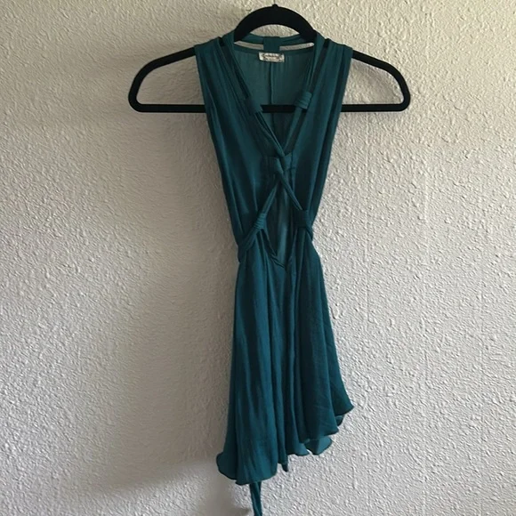 Emerald Green Silky Tie Blouse - Picture 10 of 11